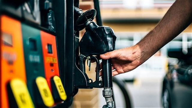 بلاي تثبيت قيمت بنزين بر سر اقتصاد ايران و معيشت