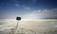 مسئولان به جای احیای دریاچه با تریلی نمک بار می‌زنند