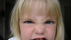 چند توصیه برای رفتار با کودکان عصبانی و بدخلق
