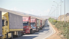 صف طولانی کامیونها پشت دروازه ورود به اروپا