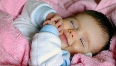 علت خندیدن نوزادان در خواب چیست