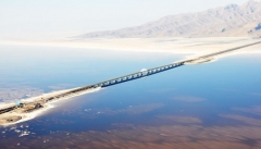 جاده میان گذر دریاچه ارومیه امسال اصلاح می شود