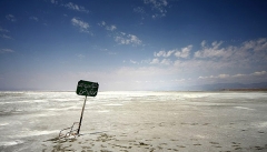مسئولان به جای احیای دریاچه با تریلی نمک بار می‌زنند