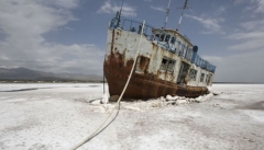 لزوم رفع مشکلات معیشتی مردم  ضمنا دریاچه ارومیه  فراموش نشود