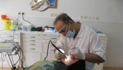 خانمی که بخاطر قصور دندانپزشکان دندان های جلویی خود را از دست داد