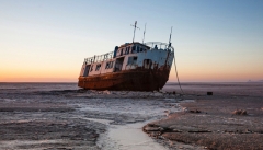 فاضلابهای بدون تصفیه و پساب‌های صنعتی به دریاچه  ارومیه ریخته می شود