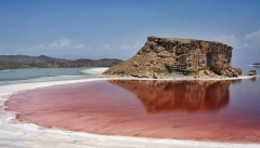 آب دریاچه ارومیه روز به روز پایین می‌‌آید