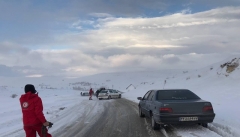 سرنشینان ۱۰۰ خودرو گرفتار برف در تکاب نجات یافتند