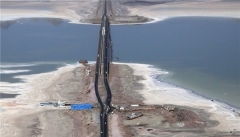 آب گذر ۵۰۰ متری بر روی دریاچه ارومیه احداث می شود