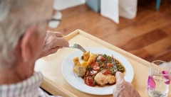 سوء تغذیه  در سالمندان با احساس تنهایی