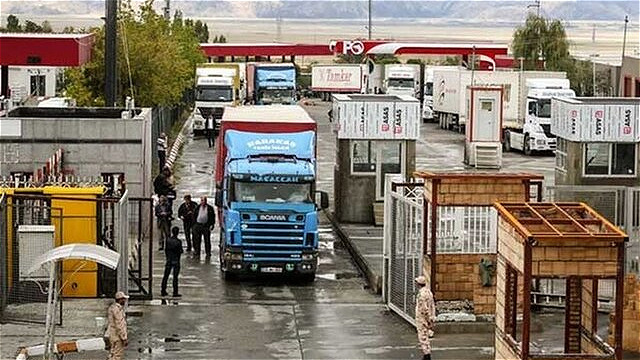کاهش زمان توقف  کاميون‌ها  در مرز بازرگان  بايد در اولويت باشد