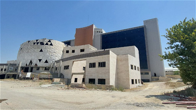  بيمارستان 450 تخت‌خوابي اروميه  بايد وارد فاز تجهيز شود