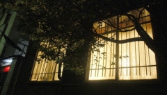 قارانلیق پنجره آرخاسیندان ائوین ایچریسینه جوموردو