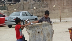 کودکانی که در زباله های شهر به دنبال نان هستند