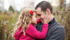 یک پدر باید با دخترش در سنین مختلف چگونه رفتار کند