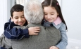 روش صحیح احترام به سالمندان و آموزش آن به کودکان