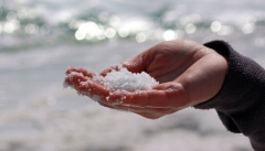 نمکهای سنتی عرضه شده در کنار جاده دریاچه ارومیه غیر بهداشتی است