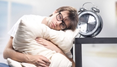۵ دلیل اینکه خسته‌اید اما نمی‌توانید بخوابید
