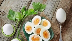 استفاده از مواد شیمیایی برای پررنگ کردن زرده تخم مرغ