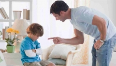 والدین سخت گیر به سلامت روان کودکان آسیب می رسانند