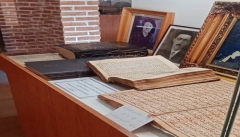 خیّر فرهنگی کتاب ۱۴۵ ساله را به موزه بوکان اهدا کرد