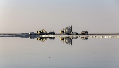 همسویی عجیب  دولت و منتقدان  در ماجرای مالچ پاشی   بستر دریاچه ارومیه