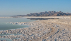 تنها  نمک خشک  از دریاچه ارومیه  برداشت می‌شود
