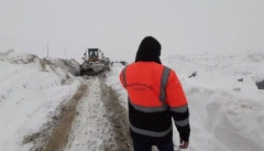 آزاد سازی بیش از ۳۵ خودروی گرفتار در برف در آذربایجان غربی